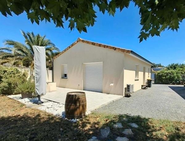Maison de plain-pied récente 2020 avec jardin sans vis-à-vis, dépendance, carport et possibilité d'extension