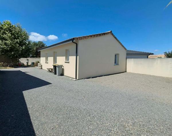 Maison de plain-pied récente 2020 avec jardin sans vis-à-vis, dépendance, carport et possibilité d'extension