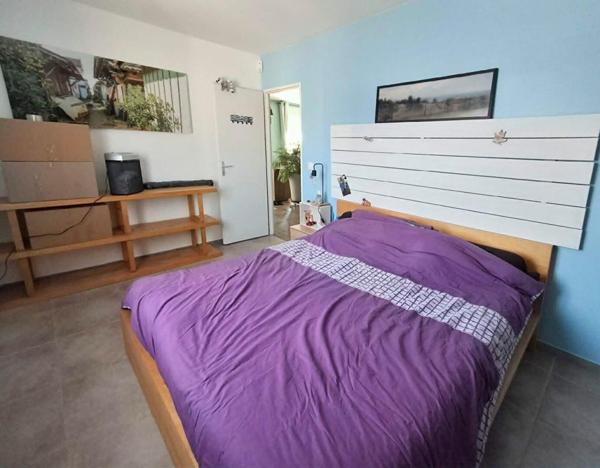 Maison de plain-pied récente 2020 avec jardin sans vis-à-vis, dépendance, carport et possibilité d'extension