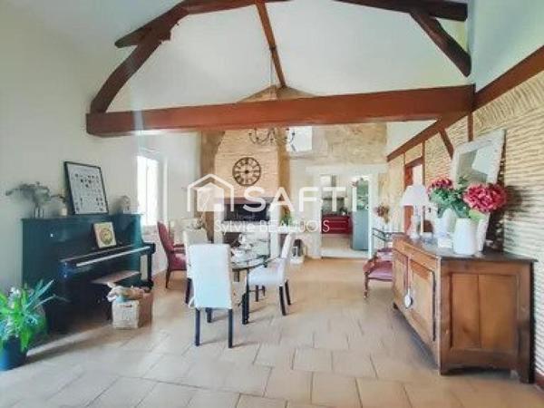 Propriété en pierre avec piscine et jardin arboré.