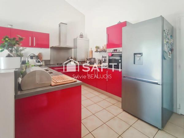 Propriété en pierre avec piscine et jardin arboré.