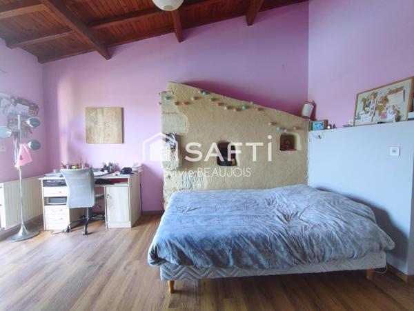 Propriété en pierre avec piscine et jardin arboré.