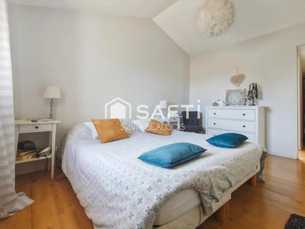 Propriété en pierre avec piscine et jardin arboré.