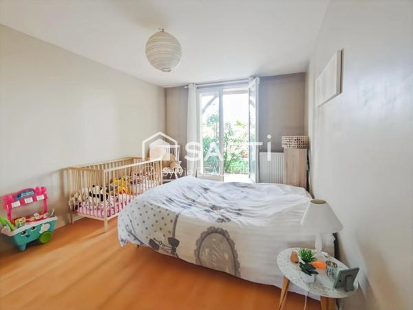 Propriété en pierre avec piscine et jardin arboré.