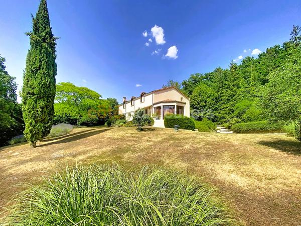 Vente
                Maison226 m² - 7 Pièces -
                    POITIERS (86000)