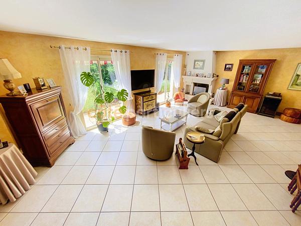 Vente
                Maison226 m² - 7 Pièces -
                    POITIERS (86000)