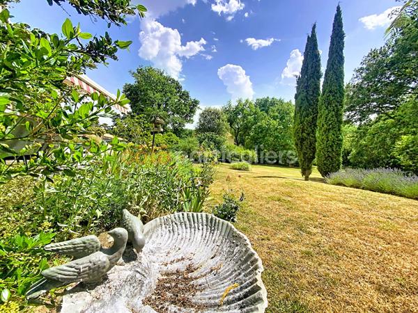 Vente
                Maison226 m² - 7 Pièces -
                    POITIERS (86000)