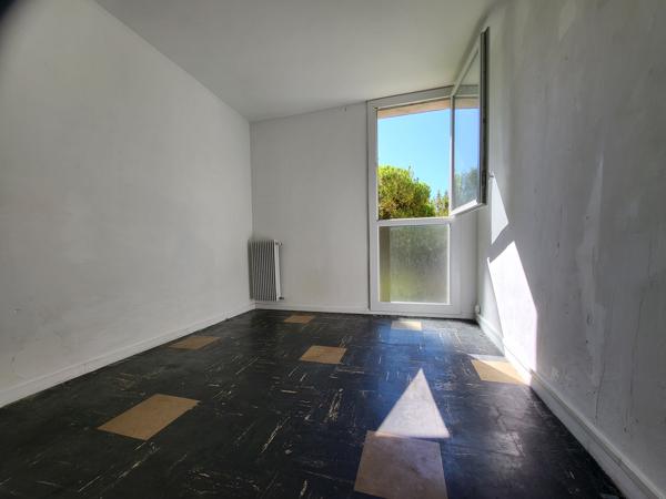 APPARTEMENT 4 PIECES AVEC BALCON VUE SUR JARDIN