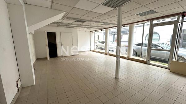 Immeuble a vendre a Plumeliau - 1 local commercial et 1 appartement de 3 chambres.