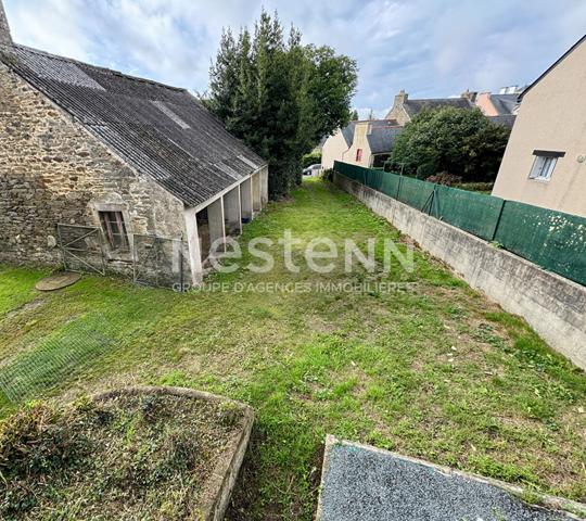 Immeuble a vendre a Plumeliau - 1 local commercial et 1 appartement de 3 chambres.