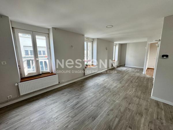 Immeuble a vendre a Plumeliau - 1 local commercial et 1 appartement de 3 chambres.