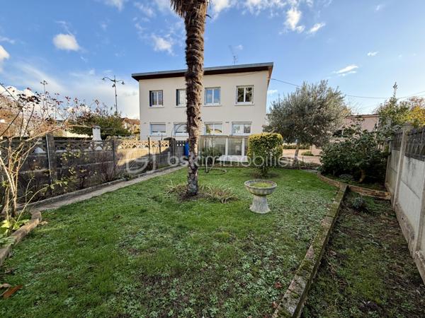 Située dans un secteur très recherché de Corbeil, proche de toutes commodités.

Venez découvrir cette charmante maison mitoyenne d'un coté de 65m² avec sous-sol total de 31m² + Garage de 20m² sur une parcelle clôturée de 278m².
Au rez-de-chaussée, une petite véranda suivit d'une entrée desservant un salon lumineux de 16m², une cuisine de 8m², une salle d'eau et un WC séparé.
A l'étage, trois chambres de 7,5m², 9m² et 12m² dont une avec lavabo et WC.
Puis un sous sol total de 31m² comprenant une pièce de 11m² et d'une buanderie de 15,8m² avec accès jardin.
Vous bénéficierez également d'une grande terrasse avec double store banne motorisé et d'un jardin idéal pour votre famille et recevoir des invités.

LES BONUS :
- Fenêtres double vitrage PVC
- Pompe à chaleur de 2026
- Chaudiere à Gaz Frisquet entièrement révisée
- Store banne
- Places de parkings à l'intérieur et à l'extérieur de la propriété
- LIDL à 5min à pied, Marché frais et Carrefour Market à 5min en voiture ou en bus, Carrefour Villabé à 10min en voiture, Carré Senart à 15min en voiture
- Centre ville à 10min à pied avec boulangeries, boucherie, épiceries, banques, pharmacies, restaurants, tabac...
- Piscine de Corbeil à 5min en voiture
- Crèche, maternelle, primaire, collège et lycée à proximité
- N7 à 2min, N104 et A6 à 5min
- Gares RER D de Corbeil-Essonnes ou Moulin Galant à 10min en bus
- Bus à 2min à pied

Disponible 7jrs/7 n'hésitez pas à me contacter pour plus d'informations et organiser une visite.

VIDÉO DISPONIBLE SUR DEMANDE
