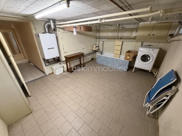 Située dans un secteur très recherché de Corbeil, proche de toutes commodités.

Venez découvrir cette charmante maison mitoyenne d'un coté de 65m² avec sous-sol total de 31m² + Garage de 20m² sur une parcelle clôturée de 278m².
Au rez-de-chaussée, une petite véranda suivit d'une entrée desservant un salon lumineux de 16m², une cuisine de 8m², une salle d'eau et un WC séparé.
A l'étage, trois chambres de 7,5m², 9m² et 12m² dont une avec lavabo et WC.
Puis un sous sol total de 31m² comprenant une pièce de 11m² et d'une buanderie de 15,8m² avec accès jardin.
Vous bénéficierez également d'une grande terrasse avec double store banne motorisé et d'un jardin idéal pour votre famille et recevoir des invités.

LES BONUS :
- Fenêtres double vitrage PVC
- Pompe à chaleur de 2026
- Chaudiere à Gaz Frisquet entièrement révisée
- Store banne
- Places de parkings à l'intérieur et à l'extérieur de la propriété
- LIDL à 5min à pied, Marché frais et Carrefour Market à 5min en voiture ou en bus, Carrefour Villabé à 10min en voiture, Carré Senart à 15min en voiture
- Centre ville à 10min à pied avec boulangeries, boucherie, épiceries, banques, pharmacies, restaurants, tabac...
- Piscine de Corbeil à 5min en voiture
- Crèche, maternelle, primaire, collège et lycée à proximité
- N7 à 2min, N104 et A6 à 5min
- Gares RER D de Corbeil-Essonnes ou Moulin Galant à 10min en bus
- Bus à 2min à pied

Disponible 7jrs/7 n'hésitez pas à me contacter pour plus d'informations et organiser une visite.

VIDÉO DISPONIBLE SUR DEMANDE