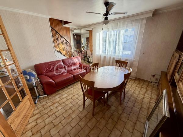 Située dans un secteur très recherché de Corbeil, proche de toutes commodités.

Venez découvrir cette charmante maison mitoyenne d'un coté de 65m² avec sous-sol total de 31m² + Garage de 20m² sur une parcelle clôturée de 278m².
Au rez-de-chaussée, une petite véranda suivit d'une entrée desservant un salon lumineux de 16m², une cuisine de 8m², une salle d'eau et un WC séparé.
A l'étage, trois chambres de 7,5m², 9m² et 12m² dont une avec lavabo et WC.
Puis un sous sol total de 31m² comprenant une pièce de 11m² et d'une buanderie de 15,8m² avec accès jardin.
Vous bénéficierez également d'une grande terrasse avec double store banne motorisé et d'un jardin idéal pour votre famille et recevoir des invités.

LES BONUS :
- Fenêtres double vitrage PVC
- Pompe à chaleur de 2026
- Chaudiere à Gaz Frisquet entièrement révisée
- Store banne
- Places de parkings à l'intérieur et à l'extérieur de la propriété
- LIDL à 5min à pied, Marché frais et Carrefour Market à 5min en voiture ou en bus, Carrefour Villabé à 10min en voiture, Carré Senart à 15min en voiture
- Centre ville à 10min à pied avec boulangeries, boucherie, épiceries, banques, pharmacies, restaurants, tabac...
- Piscine de Corbeil à 5min en voiture
- Crèche, maternelle, primaire, collège et lycée à proximité
- N7 à 2min, N104 et A6 à 5min
- Gares RER D de Corbeil-Essonnes ou Moulin Galant à 10min en bus
- Bus à 2min à pied

Disponible 7jrs/7 n'hésitez pas à me contacter pour plus d'informations et organiser une visite.

VIDÉO DISPONIBLE SUR DEMANDE