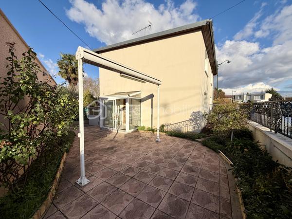 Située dans un secteur très recherché de Corbeil, proche de toutes commodités.

Venez découvrir cette charmante maison mitoyenne d'un coté de 65m² avec sous-sol total de 31m² + Garage de 20m² sur une parcelle clôturée de 278m².
Au rez-de-chaussée, une petite véranda suivit d'une entrée desservant un salon lumineux de 16m², une cuisine de 8m², une salle d'eau et un WC séparé.
A l'étage, trois chambres de 7,5m², 9m² et 12m² dont une avec lavabo et WC.
Puis un sous sol total de 31m² comprenant une pièce de 11m² et d'une buanderie de 15,8m² avec accès jardin.
Vous bénéficierez également d'une grande terrasse avec double store banne motorisé et d'un jardin idéal pour votre famille et recevoir des invités.

LES BONUS :
- Fenêtres double vitrage PVC
- Pompe à chaleur de 2026
- Chaudiere à Gaz Frisquet entièrement révisée
- Store banne
- Places de parkings à l'intérieur et à l'extérieur de la propriété
- LIDL à 5min à pied, Marché frais et Carrefour Market à 5min en voiture ou en bus, Carrefour Villabé à 10min en voiture, Carré Senart à 15min en voiture
- Centre ville à 10min à pied avec boulangeries, boucherie, épiceries, banques, pharmacies, restaurants, tabac...
- Piscine de Corbeil à 5min en voiture
- Crèche, maternelle, primaire, collège et lycée à proximité
- N7 à 2min, N104 et A6 à 5min
- Gares RER D de Corbeil-Essonnes ou Moulin Galant à 10min en bus
- Bus à 2min à pied

Disponible 7jrs/7 n'hésitez pas à me contacter pour plus d'informations et organiser une visite.

VIDÉO DISPONIBLE SUR DEMANDE