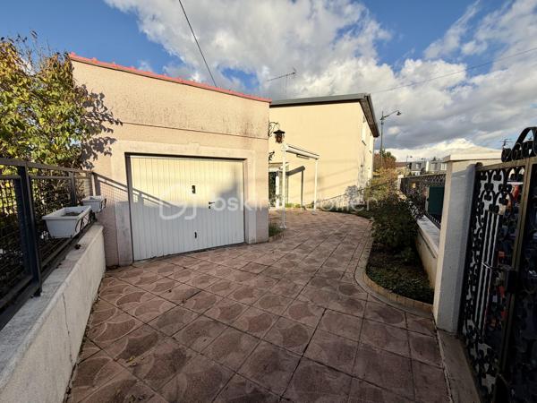 Située dans un secteur très recherché de Corbeil, proche de toutes commodités.

Venez découvrir cette charmante maison mitoyenne d'un coté de 65m² avec sous-sol total de 31m² + Garage de 20m² sur une parcelle clôturée de 278m².
Au rez-de-chaussée, une petite véranda suivit d'une entrée desservant un salon lumineux de 16m², une cuisine de 8m², une salle d'eau et un WC séparé.
A l'étage, trois chambres de 7,5m², 9m² et 12m² dont une avec lavabo et WC.
Puis un sous sol total de 31m² comprenant une pièce de 11m² et d'une buanderie de 15,8m² avec accès jardin.
Vous bénéficierez également d'une grande terrasse avec double store banne motorisé et d'un jardin idéal pour votre famille et recevoir des invités.

LES BONUS :
- Fenêtres double vitrage PVC
- Pompe à chaleur de 2026
- Chaudiere à Gaz Frisquet entièrement révisée
- Store banne
- Places de parkings à l'intérieur et à l'extérieur de la propriété
- LIDL à 5min à pied, Marché frais et Carrefour Market à 5min en voiture ou en bus, Carrefour Villabé à 10min en voiture, Carré Senart à 15min en voiture
- Centre ville à 10min à pied avec boulangeries, boucherie, épiceries, banques, pharmacies, restaurants, tabac...
- Piscine de Corbeil à 5min en voiture
- Crèche, maternelle, primaire, collège et lycée à proximité
- N7 à 2min, N104 et A6 à 5min
- Gares RER D de Corbeil-Essonnes ou Moulin Galant à 10min en bus
- Bus à 2min à pied

Disponible 7jrs/7 n'hésitez pas à me contacter pour plus d'informations et organiser une visite.

VIDÉO DISPONIBLE SUR DEMANDE