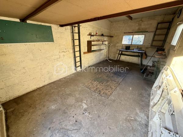 Située dans un secteur très recherché de Corbeil, proche de toutes commodités.

Venez découvrir cette charmante maison mitoyenne d'un coté de 65m² avec sous-sol total de 31m² + Garage de 20m² sur une parcelle clôturée de 278m².
Au rez-de-chaussée, une petite véranda suivit d'une entrée desservant un salon lumineux de 16m², une cuisine de 8m², une salle d'eau et un WC séparé.
A l'étage, trois chambres de 7,5m², 9m² et 12m² dont une avec lavabo et WC.
Puis un sous sol total de 31m² comprenant une pièce de 11m² et d'une buanderie de 15,8m² avec accès jardin.
Vous bénéficierez également d'une grande terrasse avec double store banne motorisé et d'un jardin idéal pour votre famille et recevoir des invités.

LES BONUS :
- Fenêtres double vitrage PVC
- Pompe à chaleur de 2026
- Chaudiere à Gaz Frisquet entièrement révisée
- Store banne
- Places de parkings à l'intérieur et à l'extérieur de la propriété
- LIDL à 5min à pied, Marché frais et Carrefour Market à 5min en voiture ou en bus, Carrefour Villabé à 10min en voiture, Carré Senart à 15min en voiture
- Centre ville à 10min à pied avec boulangeries, boucherie, épiceries, banques, pharmacies, restaurants, tabac...
- Piscine de Corbeil à 5min en voiture
- Crèche, maternelle, primaire, collège et lycée à proximité
- N7 à 2min, N104 et A6 à 5min
- Gares RER D de Corbeil-Essonnes ou Moulin Galant à 10min en bus
- Bus à 2min à pied

Disponible 7jrs/7 n'hésitez pas à me contacter pour plus d'informations et organiser une visite.

VIDÉO DISPONIBLE SUR DEMANDE