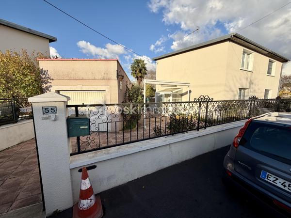 Située dans un secteur très recherché de Corbeil, proche de toutes commodités.

Venez découvrir cette charmante maison mitoyenne d'un coté de 65m² avec sous-sol total de 31m² + Garage de 20m² sur une parcelle clôturée de 278m².
Au rez-de-chaussée, une petite véranda suivit d'une entrée desservant un salon lumineux de 16m², une cuisine de 8m², une salle d'eau et un WC séparé.
A l'étage, trois chambres de 7,5m², 9m² et 12m² dont une avec lavabo et WC.
Puis un sous sol total de 31m² comprenant une pièce de 11m² et d'une buanderie de 15,8m² avec accès jardin.
Vous bénéficierez également d'une grande terrasse avec double store banne motorisé et d'un jardin idéal pour votre famille et recevoir des invités.

LES BONUS :
- Fenêtres double vitrage PVC
- Pompe à chaleur de 2026
- Chaudiere à Gaz Frisquet entièrement révisée
- Store banne
- Places de parkings à l'intérieur et à l'extérieur de la propriété
- LIDL à 5min à pied, Marché frais et Carrefour Market à 5min en voiture ou en bus, Carrefour Villabé à 10min en voiture, Carré Senart à 15min en voiture
- Centre ville à 10min à pied avec boulangeries, boucherie, épiceries, banques, pharmacies, restaurants, tabac...
- Piscine de Corbeil à 5min en voiture
- Crèche, maternelle, primaire, collège et lycée à proximité
- N7 à 2min, N104 et A6 à 5min
- Gares RER D de Corbeil-Essonnes ou Moulin Galant à 10min en bus
- Bus à 2min à pied

Disponible 7jrs/7 n'hésitez pas à me contacter pour plus d'informations et organiser une visite.

VIDÉO DISPONIBLE SUR DEMANDE