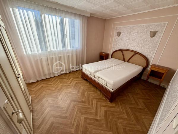 Située dans un secteur très recherché de Corbeil, proche de toutes commodités.

Venez découvrir cette charmante maison mitoyenne d'un coté de 65m² avec sous-sol total de 31m² + Garage de 20m² sur une parcelle clôturée de 278m².
Au rez-de-chaussée, une petite véranda suivit d'une entrée desservant un salon lumineux de 16m², une cuisine de 8m², une salle d'eau et un WC séparé.
A l'étage, trois chambres de 7,5m², 9m² et 12m² dont une avec lavabo et WC.
Puis un sous sol total de 31m² comprenant une pièce de 11m² et d'une buanderie de 15,8m² avec accès jardin.
Vous bénéficierez également d'une grande terrasse avec double store banne motorisé et d'un jardin idéal pour votre famille et recevoir des invités.

LES BONUS :
- Fenêtres double vitrage PVC
- Pompe à chaleur de 2026
- Chaudiere à Gaz Frisquet entièrement révisée
- Store banne
- Places de parkings à l'intérieur et à l'extérieur de la propriété
- LIDL à 5min à pied, Marché frais et Carrefour Market à 5min en voiture ou en bus, Carrefour Villabé à 10min en voiture, Carré Senart à 15min en voiture
- Centre ville à 10min à pied avec boulangeries, boucherie, épiceries, banques, pharmacies, restaurants, tabac...
- Piscine de Corbeil à 5min en voiture
- Crèche, maternelle, primaire, collège et lycée à proximité
- N7 à 2min, N104 et A6 à 5min
- Gares RER D de Corbeil-Essonnes ou Moulin Galant à 10min en bus
- Bus à 2min à pied

Disponible 7jrs/7 n'hésitez pas à me contacter pour plus d'informations et organiser une visite.

VIDÉO DISPONIBLE SUR DEMANDE
