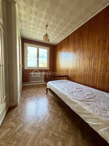 Située dans un secteur très recherché de Corbeil, proche de toutes commodités.

Venez découvrir cette charmante maison mitoyenne d'un coté de 65m² avec sous-sol total de 31m² + Garage de 20m² sur une parcelle clôturée de 278m².
Au rez-de-chaussée, une petite véranda suivit d'une entrée desservant un salon lumineux de 16m², une cuisine de 8m², une salle d'eau et un WC séparé.
A l'étage, trois chambres de 7,5m², 9m² et 12m² dont une avec lavabo et WC.
Puis un sous sol total de 31m² comprenant une pièce de 11m² et d'une buanderie de 15,8m² avec accès jardin.
Vous bénéficierez également d'une grande terrasse avec double store banne motorisé et d'un jardin idéal pour votre famille et recevoir des invités.

LES BONUS :
- Fenêtres double vitrage PVC
- Pompe à chaleur de 2026
- Chaudiere à Gaz Frisquet entièrement révisée
- Store banne
- Places de parkings à l'intérieur et à l'extérieur de la propriété
- LIDL à 5min à pied, Marché frais et Carrefour Market à 5min en voiture ou en bus, Carrefour Villabé à 10min en voiture, Carré Senart à 15min en voiture
- Centre ville à 10min à pied avec boulangeries, boucherie, épiceries, banques, pharmacies, restaurants, tabac...
- Piscine de Corbeil à 5min en voiture
- Crèche, maternelle, primaire, collège et lycée à proximité
- N7 à 2min, N104 et A6 à 5min
- Gares RER D de Corbeil-Essonnes ou Moulin Galant à 10min en bus
- Bus à 2min à pied

Disponible 7jrs/7 n'hésitez pas à me contacter pour plus d'informations et organiser une visite.

VIDÉO DISPONIBLE SUR DEMANDE