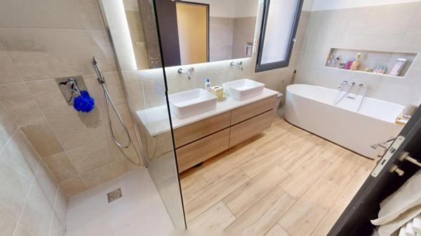 Secteur La Roue- maison individuelle rénovée 7P de 148,96 m² - volumes et perspectives – pergolas et piscine