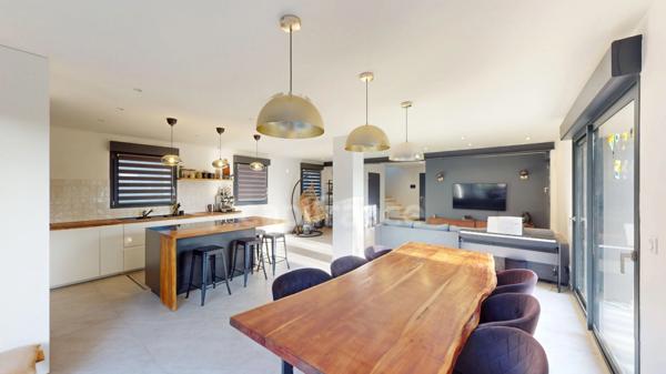 Secteur La Roue- maison individuelle rénovée 7P de 148,96 m² - volumes et perspectives – pergolas et piscine