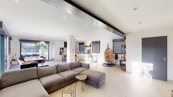 Secteur La Roue- maison individuelle rénovée 7P de 148,96 m² - volumes et perspectives – pergolas et piscine