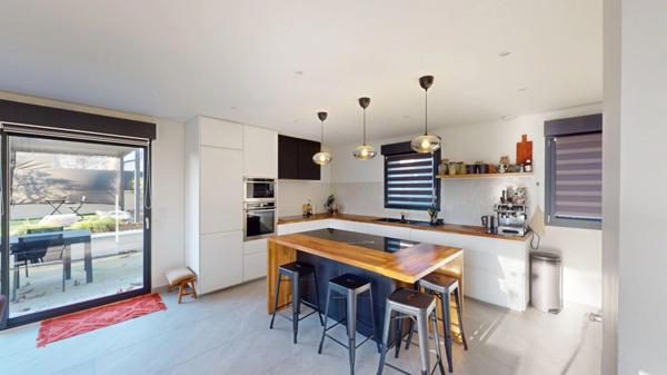 Secteur La Roue- maison individuelle rénovée 7P de 148,96 m² - volumes et perspectives – pergolas et piscine