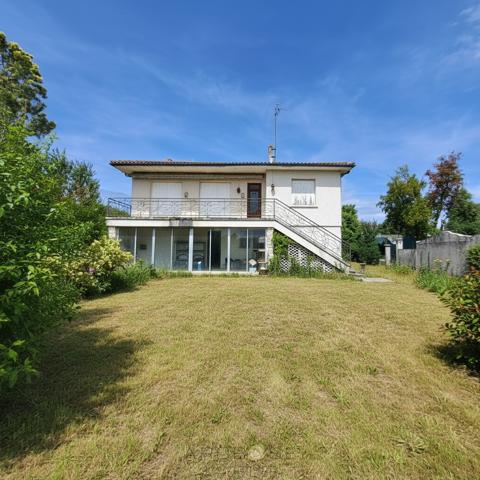 Maison familiale, à pied des commerces avec deux logements, garage et jardin .