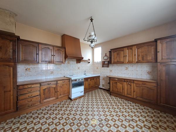 Maison familiale, à pied des commerces avec deux logements, garage et jardin .
