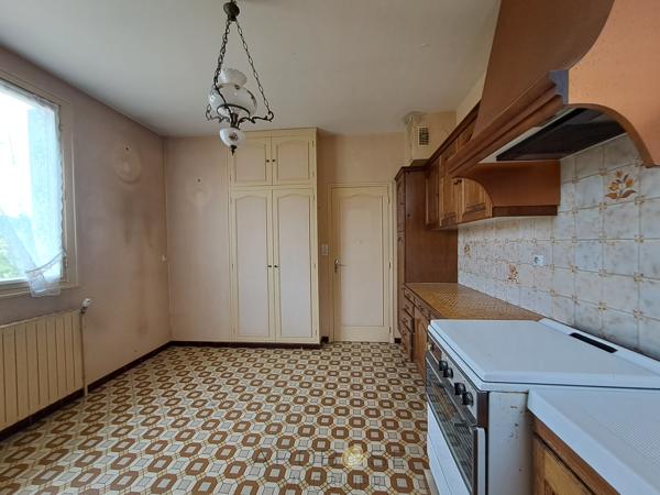 Maison familiale, à pied des commerces avec deux logements, garage et jardin .