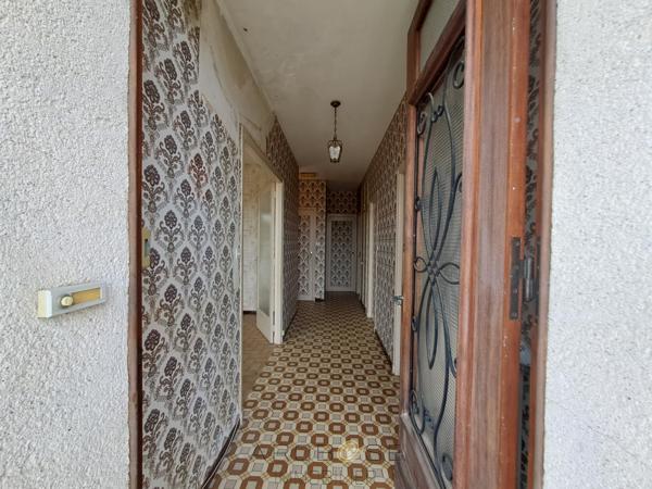 Maison familiale, à pied des commerces avec deux logements, garage et jardin .