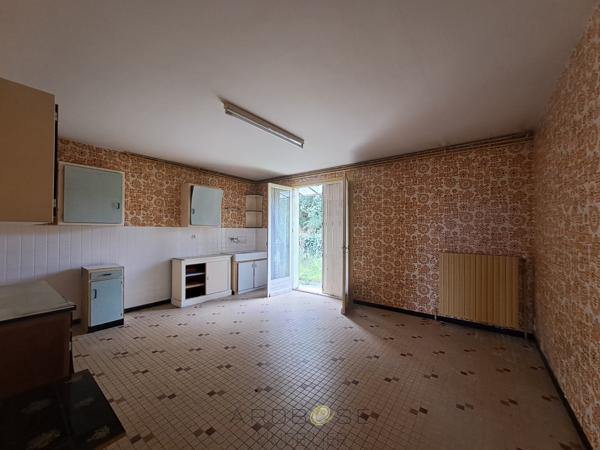 Maison familiale, à pied des commerces avec deux logements, garage et jardin .