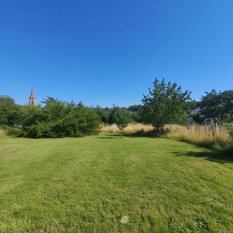 Maison familiale, à pied des commerces avec deux logements, garage et jardin .