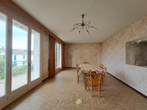 Maison familiale, à pied des commerces avec deux logements, garage et jardin .