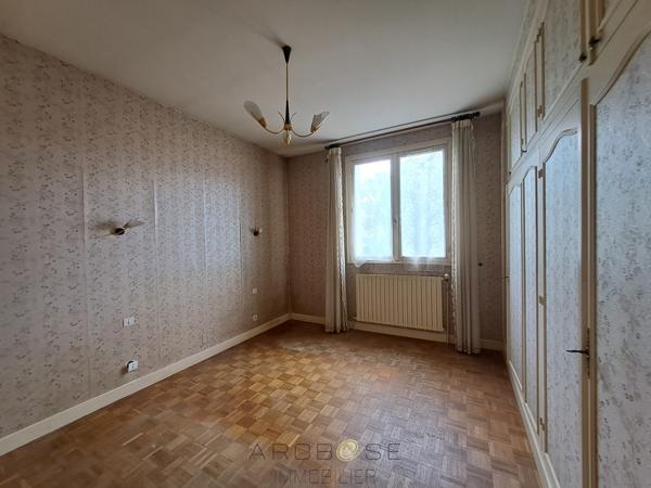 Maison familiale, à pied des commerces avec deux logements, garage et jardin .