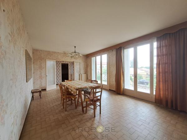 Maison familiale, à pied des commerces avec deux logements, garage et jardin .