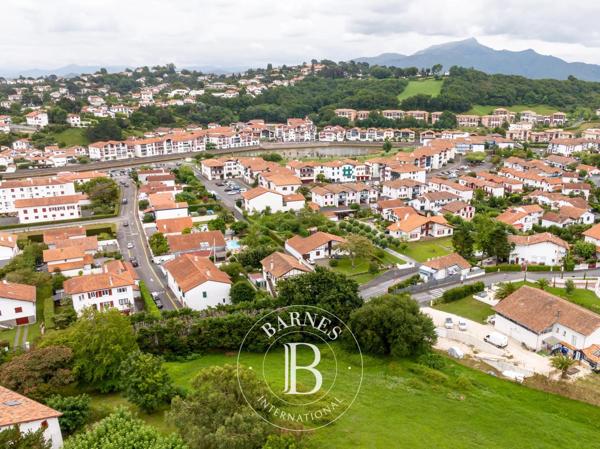 Urrugne, Terrain constructible  925 m² à vendre