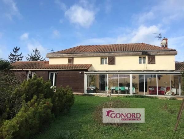 ENSEMBLE IMMOBILIER DE RAPPORT DIVISE EN DEUX APPARTEMENTS MEUBLES LOCATION  COURTE DUREE