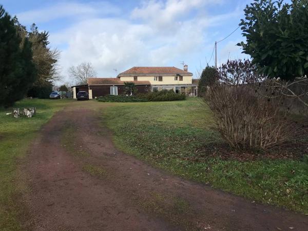 ENSEMBLE IMMOBILIER DE RAPPORT DIVISE EN DEUX APPARTEMENTS MEUBLES LOCATION  COURTE DUREE