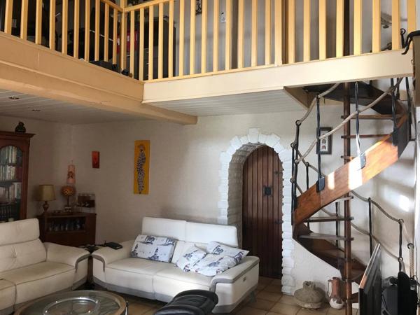 ENSEMBLE IMMOBILIER DE RAPPORT DIVISE EN DEUX APPARTEMENTS MEUBLES LOCATION  COURTE DUREE