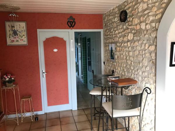 ENSEMBLE IMMOBILIER DE RAPPORT DIVISE EN DEUX APPARTEMENTS MEUBLES LOCATION  COURTE DUREE