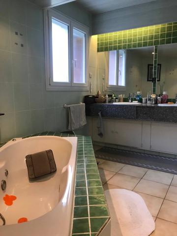 ENSEMBLE IMMOBILIER DE RAPPORT DIVISE EN DEUX APPARTEMENTS MEUBLES LOCATION  COURTE DUREE