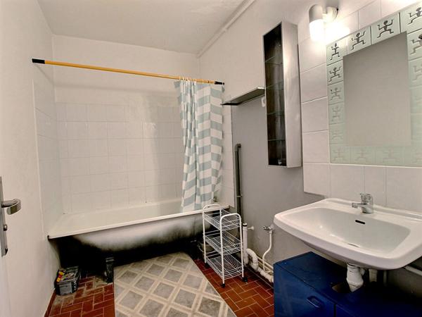 Grand appartement T1 bis avec balcon, proche tram, bus et toutes commodités