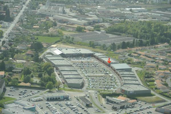 EMPLACEMENT STRATEGIQUE DANS RETAIL LECLERC PARTHENAY 430 M2 AVEC VISIBILITE ET PARKINGS