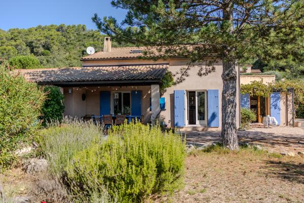 Camps-la-Source (83170) Jolie maison avec piscine, vue et chambre d'amis