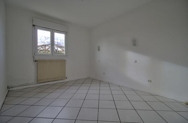 LE PASSAGE - Maison plain-pied de 88 m² avec 3 chambres, garage et jardin autour sur un terrain de 280 m² environ