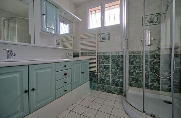 LE PASSAGE - Maison plain-pied de 88 m² avec 3 chambres, garage et jardin autour sur un terrain de 280 m² environ