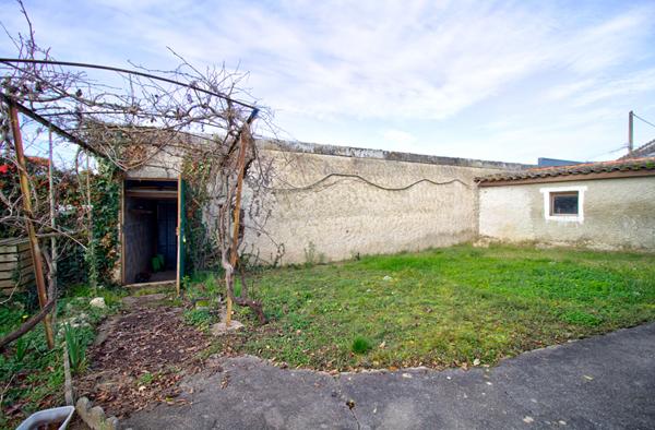 LE PASSAGE - Maison plain-pied de 88 m² avec 3 chambres, garage et jardin autour sur un terrain de 280 m² environ