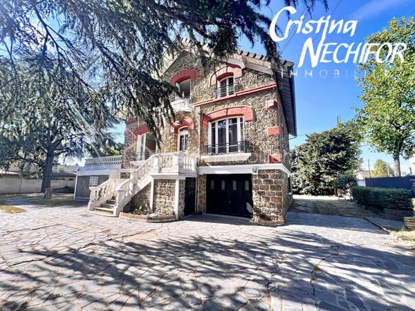 Vous recherchez une maison avec du caractère, de l’espace et un véritable potentiel familial ? Cette belle demeure saura vous séduire par son authenticité, ses nombreuses pièces et son grand terrain.

Édifiée sur une parcelle généreuse de 800 m2, cette propriété bénéficie d’un environnement calme et résidentiel, avec une agréable cour, un jardin d’agrément et un garage indépendant.

Dès l’entrée, vous serez charmés par le cachet de cette maison meulière et ses volumes généreux.

Au rez-de-jardin :

* Une grande salle de réception avec cheminée offrant de nombreuses possibilités d’aménagement (création de deux chambres supplémentaires, espace loisirs, bureau ou salle familiale pour les fêtes familiale ),
* Un garage,
* Une buanderie,
* Une cave,
* Une salle d’eau avec wc.

Au rez-de-chaussée surélevé :

* Une entrée,
* Une cuisine aménagée et équipée, ayant l ‘accès a une belle terrasse plus de 55 m2 pour les repas en famille
* Un salon chaleureux avec cheminée
* Une salle à manger avec cheminée 
* Une chambre avec cheminée 
* Un dressing,
* Une salle de bains avec wc,

À l’étage :

* Trois belles chambres,
* Un débarras,
* Un espace transformé en cuisine
* Une grande salle de bains avec wc

À l’extérieur, vous profiterez d’un jardin agréable, idéal pour les moments de détente en famille, les repas d’été ou les projets d’aménagement paysager.

Un véritable atout de cette maison : elle dispose de deux entrées distinctes, offrant la possibilité d’imaginer différents projets de vie. Elle peut notamment être transformée en deux logements indépendants, idéale pour accueillir deux familles, créer un espace pour un proche, un logement locatif ou encore un espace professionnel selon vos besoins.

La maison bénéficie d’une localisation idéale, à proximité des commerces, écoles, transports et services :

* Supermarché Auchan Supermarket Montfermeil accessible rapidement pour les besoins du quotidien,
* Commerces et services de proximité,
* Centre commercial des 7 Îles à quelques minutes,
* Enseignes alimentaires et commodités accessibles facilement.

* Plusieurs établissements scolaires à proximité pour accompagner les enfants de la maternelle au collège,
* Secteur proche du collège Jean-Jaurès,
* Écoles maternelles et élémentaires accessibles dans la commune.

* Plusieurs lignes de bus desservent le secteur et facilitent les déplacements quotidiens,
* Accès rapide au tramway T4 avec les stations de Montfermeil,
* Connexion vers les gares RER E de Gagny – Le Chénay et Chelles-Gournay permettant de rejoindre Paris et les communes voisines.

* Proximité de l’Hôpital de Montfermeil et des professionnels de santé,
* Nombreux services municipaux et infrastructures à proximité.

Une maison rare sur le secteur, qui combine le charme de l’ancien, l’espace et un emplacement idéal.

📞 Contactez-moi dès aujourd’hui pour organiser une visite et découvrir tout le potentiel de cette belle demeure familiale.